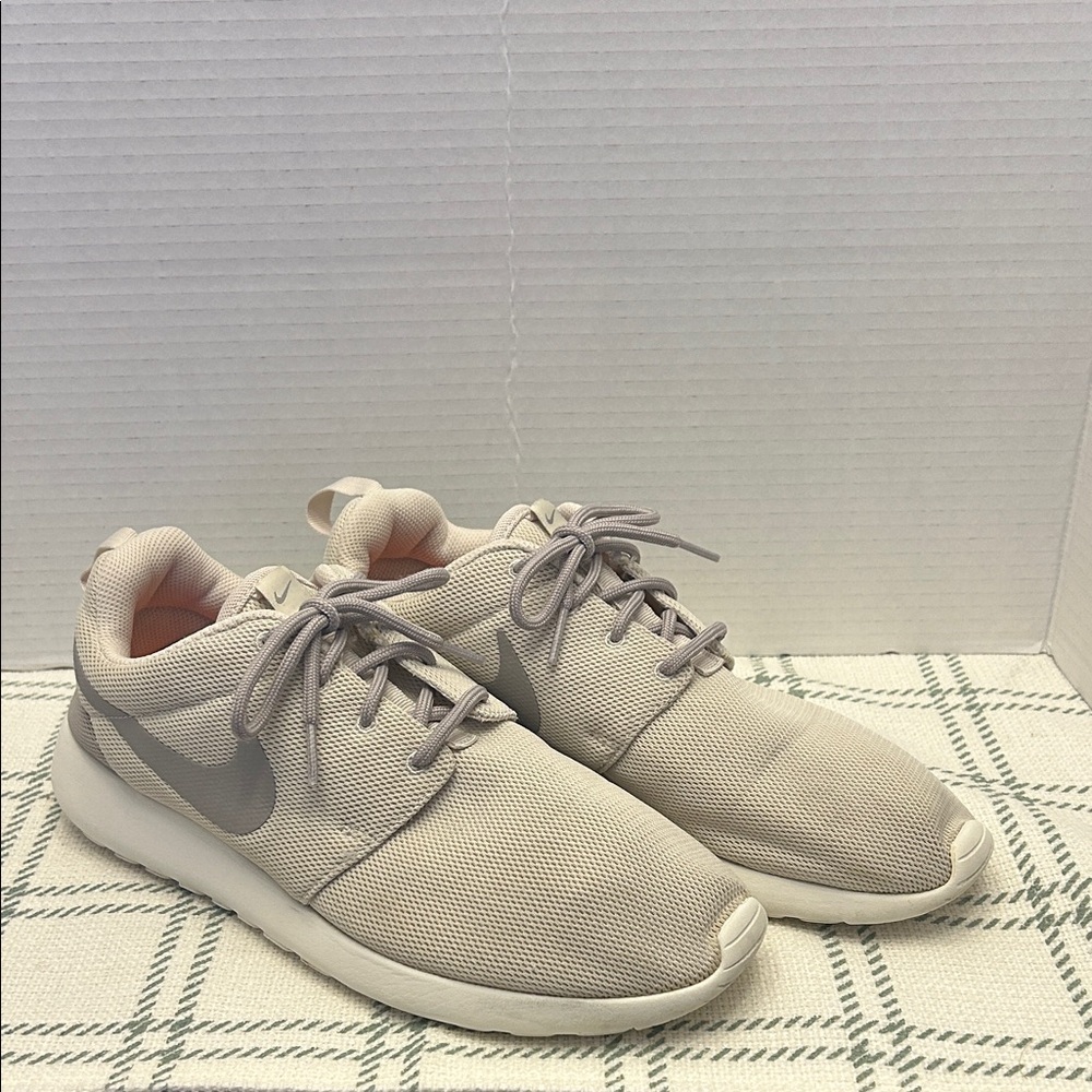 Nike Light beige/gray Roshe